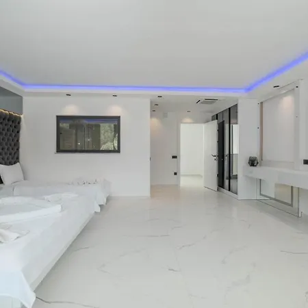 Luxury With Spacious Garden Villa Kaş