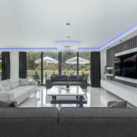 Luxury With Spacious Garden Villa Kaş