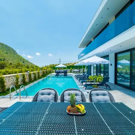 Luxury With Spacious Garden Villa Kaş