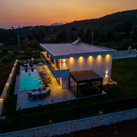 Luxury With Spacious Garden Villa *