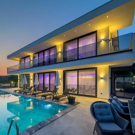 Luxury With Spacious Garden Villa *