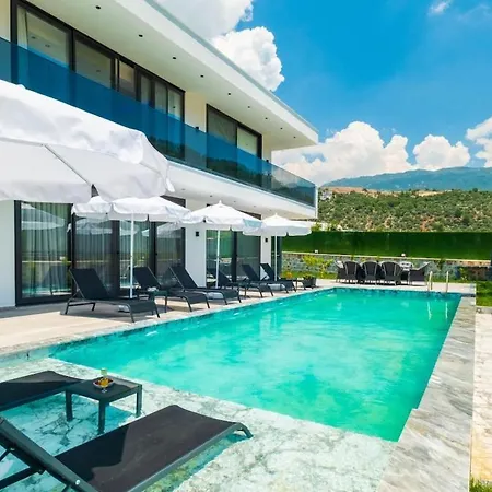 Luxury With Spacious Garden וילה