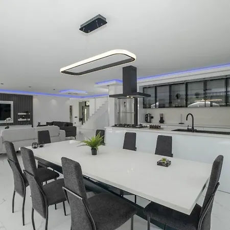 וילה Luxury With Spacious Garden קס