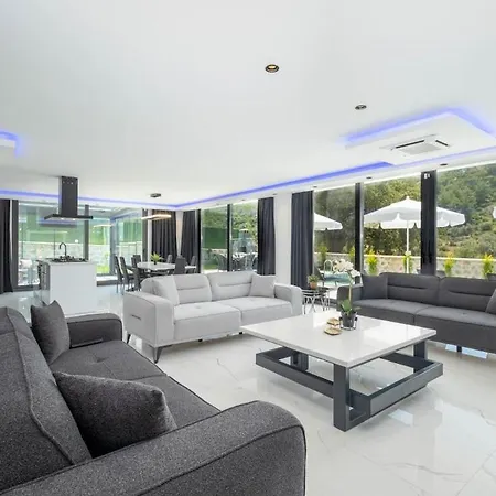 וילה Luxury With Spacious Garden קס