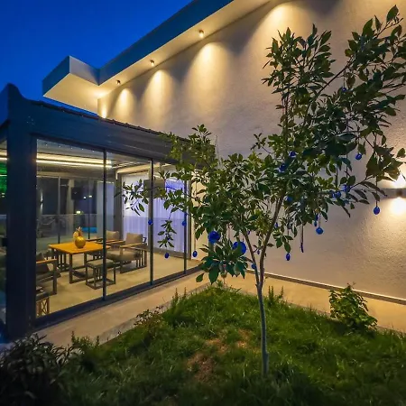וילה Luxury With Spacious Garden קס